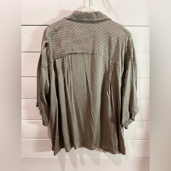 📍🤎VIA BOVIO – Taupe Geometric Button-Up Blouse (L) - Picture 10 of 10